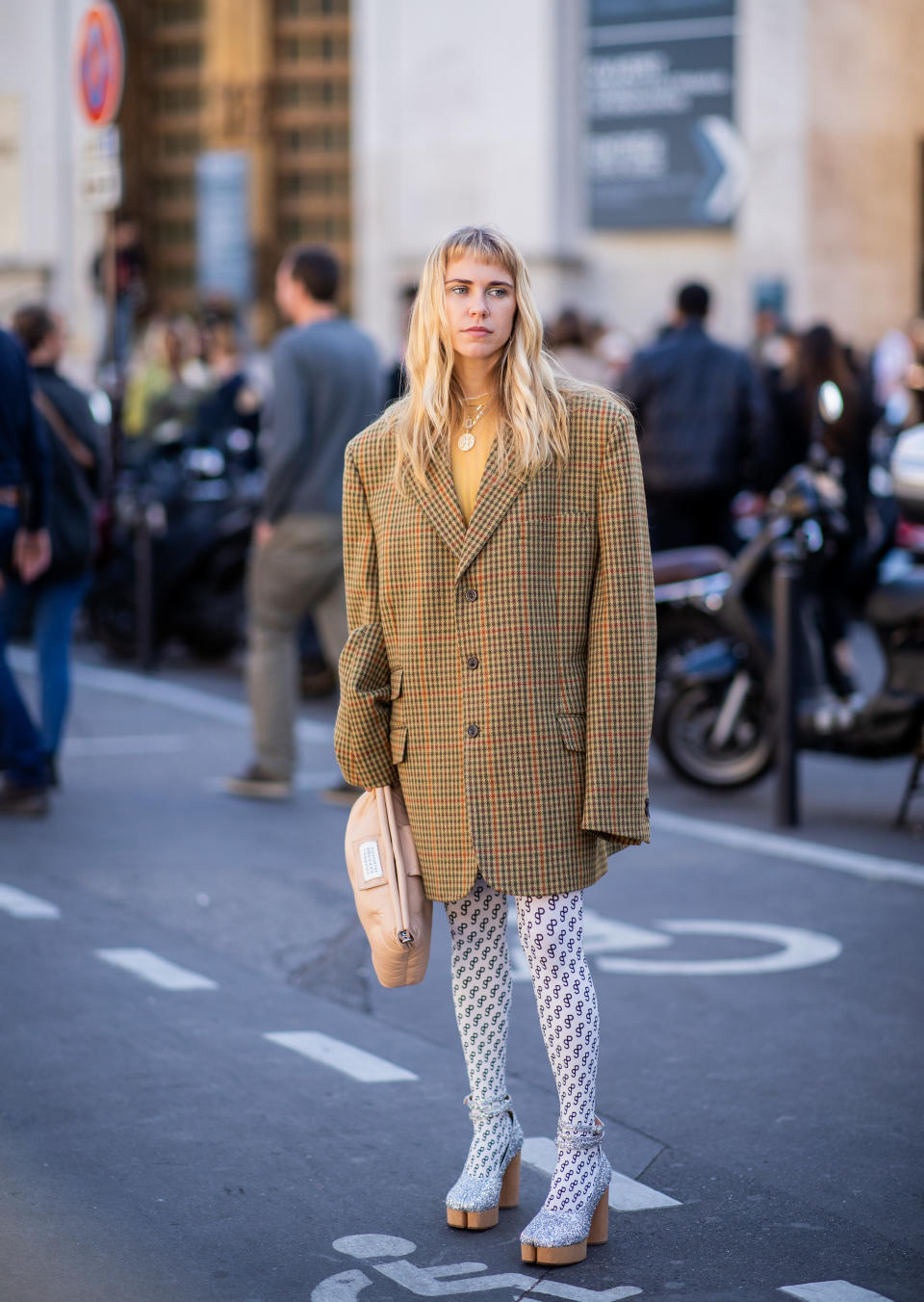 <p>Eine weitere Möglichkeit, um die Beine in Szene zu setzen, sind gemusterte Strumpfhosen. Strenge Styling-Regeln gibt es keine, Outfit und Strumpfhose müssen nicht zusammenpassen – auch ein wilder Mustermix ist erlaubt. (Bild: Christian Vierig/Getty Images) </p>