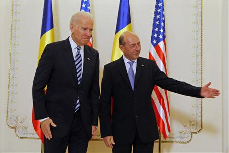 Romania's President Traian Basescu (R) welcomes U.S. Vice President Joe Biden at the Cotroceni presidential palace in Bucharest May 21, 2014. REUTERS/Bogdan Cristel