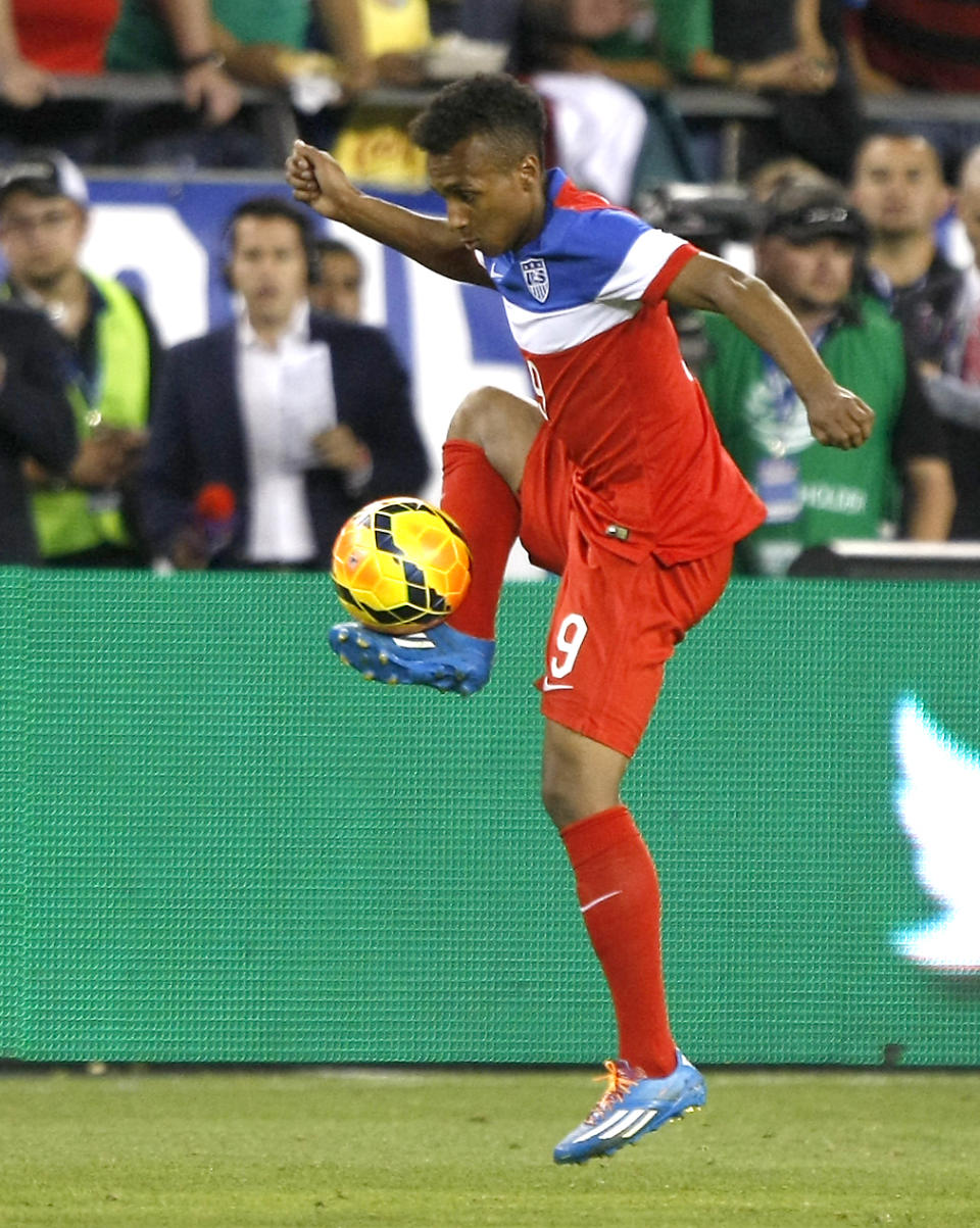 U.S. forward Julian Green (9) carries the ball against Mexico during the second half of an international friendly soccer match Wednesday, April 2, 2014, in Glendale, Ariz. The game ended in a 2-2 draw. (AP Photo/Rock Scuteri)