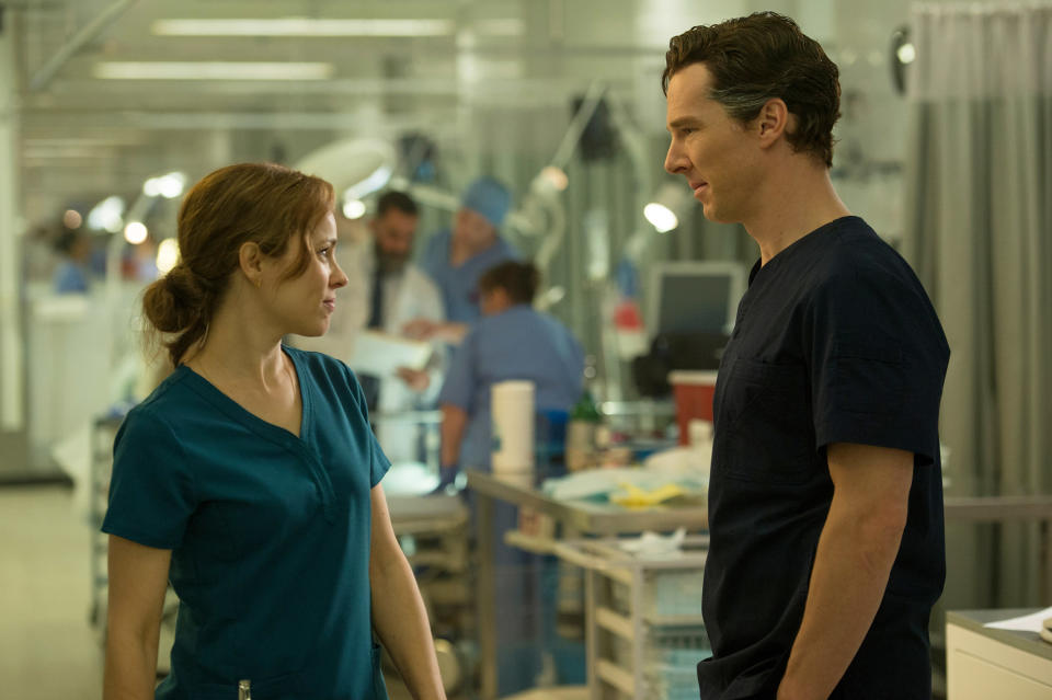 Christine Palmer and Doctor Strange talking in a hospital