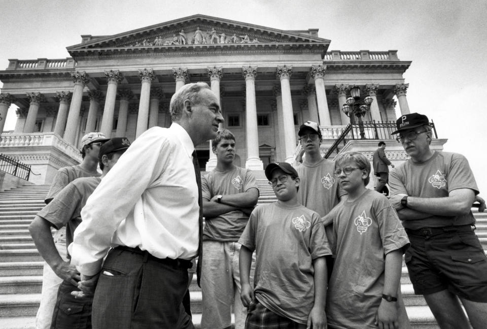 In this Aug. 11, 1994, photo, Sen. Harris Wofford, D-Pa., talks with Boy Scout Troop 65 of Mt. Lebanon, Pa., on the steps of the U.S. Capitol in Washington, D.C. Former Pennsylvania Sen. Harris Wofford died in the hospital late Monday night, Jan. 21, 2019, of complications from a fall Saturday in his Washington apartment, his son, Daniel Wofford, said. He was 92.(Bob Donaldson/Pittsburgh Post-Gazette via AP)