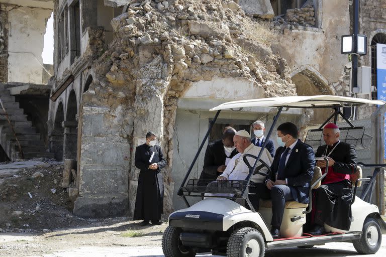 El papa Francisco, sentado y el arzobispo de Aqra, Najib Mikhael Moussa, a la derecha, en Mosul