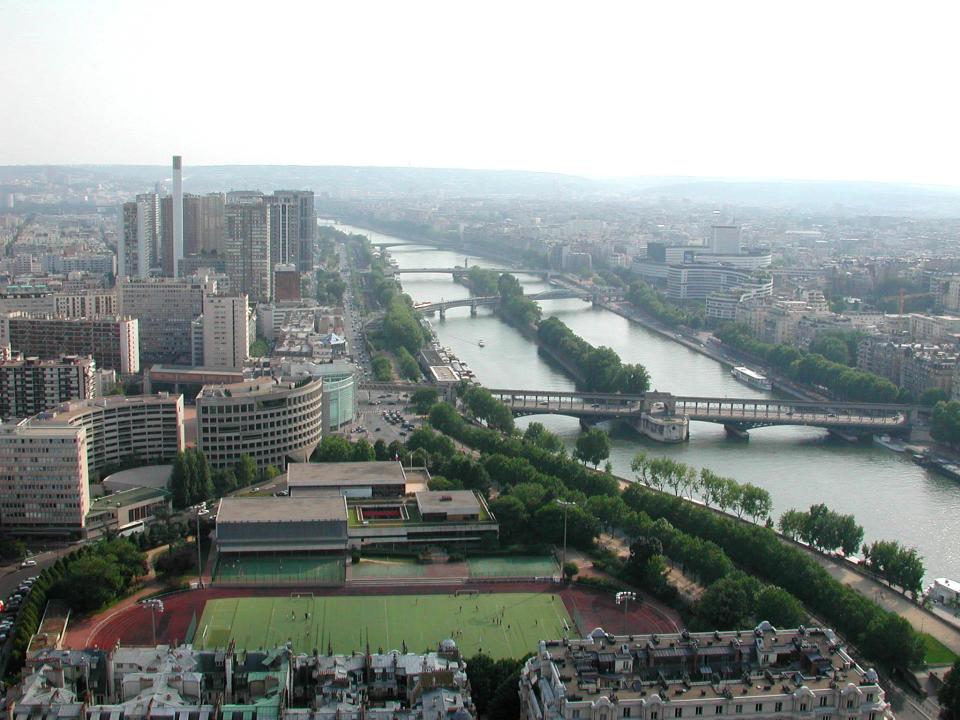 Menikmati Paris dari Menara Eiffel