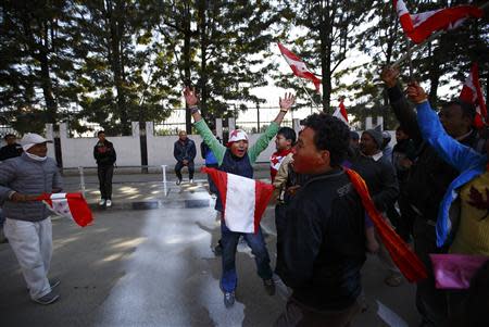 Supporters of the Nepali Congress Party cheer for their party as the Constituent Assembly Election scores are displayed on a screen outside the Constitution Assembly Building in Kathmandu November 21, 2013. REUTERS/Navesh Chitrakar