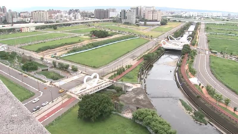 台中市13期重劃區因部分路段還沒有啟用，到深夜時就會變成另類賽車場。