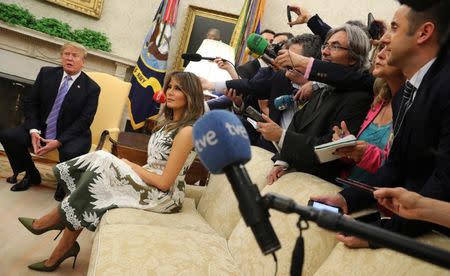 Reporters line up behind U.S. first lady Melania Trump to ask questions as President Donald Trump meets with Spain's King Felipe VI in the Oval Office at the White House in Washington, U.S., June 19, 2018. REUTERS/Jonathan Ernst