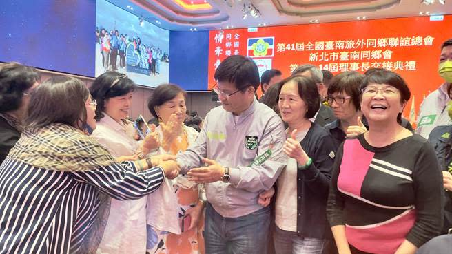 民進黨新北市長候選人林佳龍晚間前往新莊參加新北台南同鄉會活動，爭取居住新北的台南鄉親支持。（呂健豪攝）