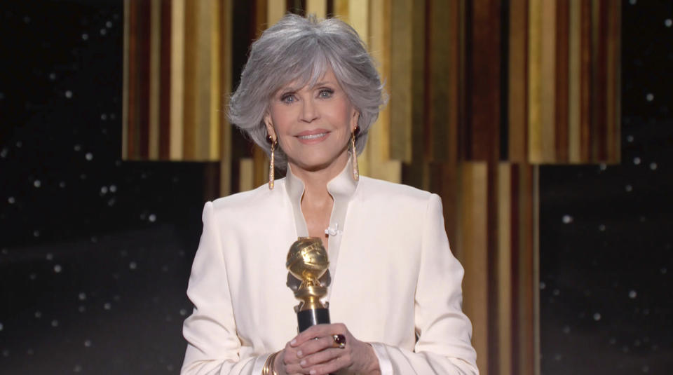 En esta imagen difundida por NBC el domingo 28 de febrero de 2021, Jane Fonda recibe el Premio Cecil B. deMille a la trayectoria en el cine durante la ceremonia de los Globos de Oro. (NBC via AP)