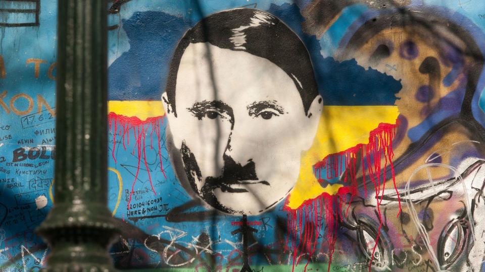 Eine Putin-Darstellung als Hitler. (Bild: dpa)