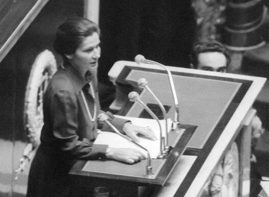 Simone Veil à la tribune de l’Assemblée nationale le 26 novembre 1974.