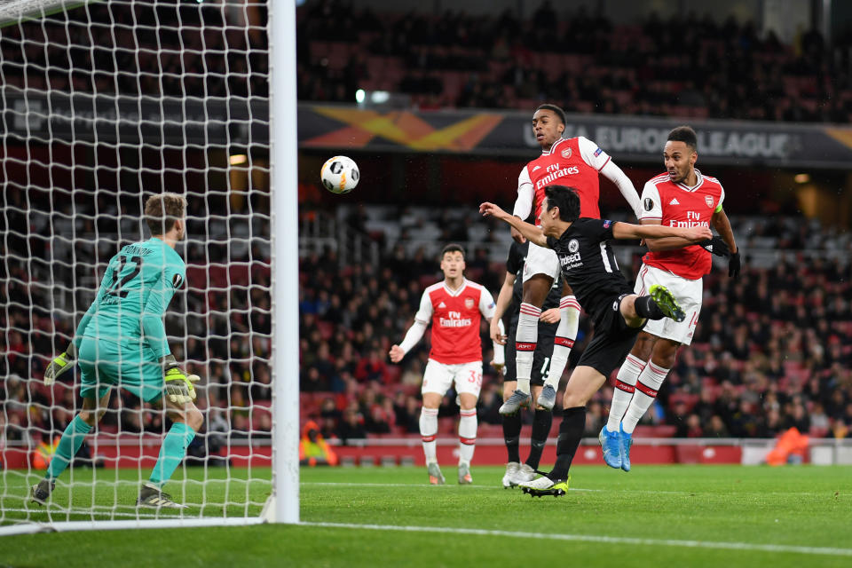 LONDON, ENGLAND - NOVEMBER 28: Joe Willock and Pierre-Emerick Aubameyang of Arsenal win a header from Makoto Hasebe of Eintracht Frankfurt during the UEFA Europa League group F match between Arsenal FC and Eintracht Frankfurt at Emirates Stadium on November 28, 2019 in London, United Kingdom. (Photo by Shaun Botterill/Getty Images)