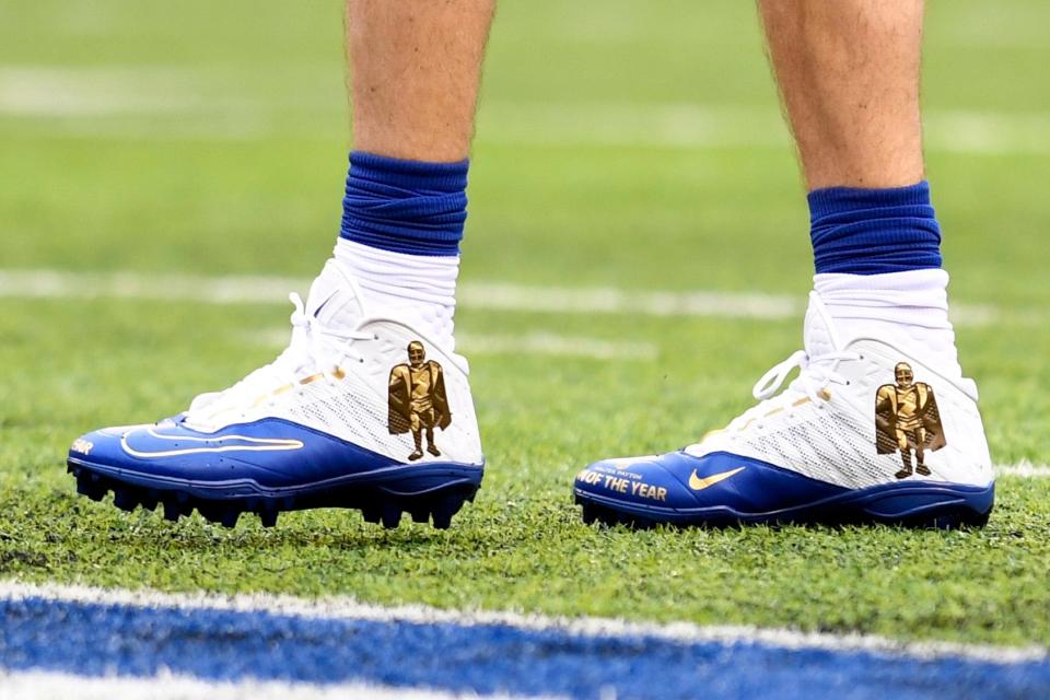 New York Giants quarterback Eli Manning wears Walter Payton Man of the Year cleats.