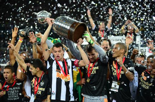 Los jugadores del Atlético Mineiro brasileño celebran su título de la Copa Libertadores, el 24 de julio en Belo Horizonte (AFP/Archivos | Douglas Magno)