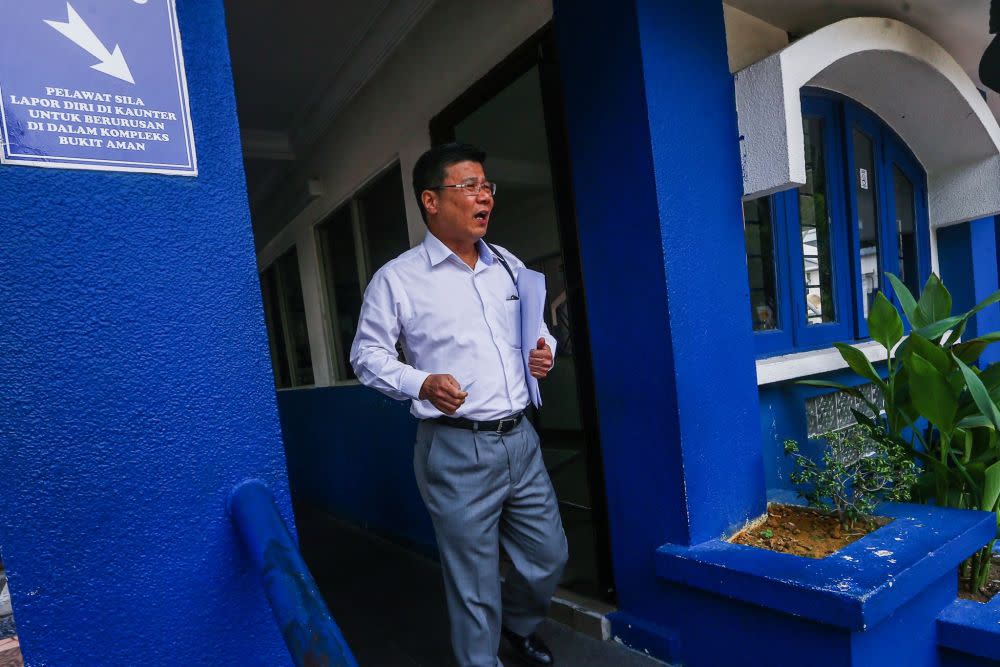 Dong Zong honorary secretary Ng Chai Heng arrives at the Bukit Aman police headquarters in Kuala Lumpur August 22, 2019. — Picture by Hari Anggara