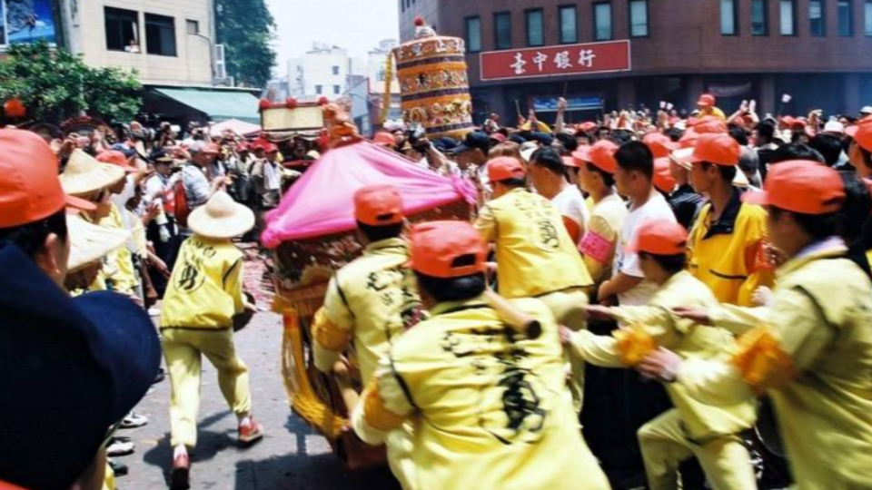 2004年白沙屯媽和大甲媽歷史會面。（圖／翻攝自白沙屯媽祖婆網站）