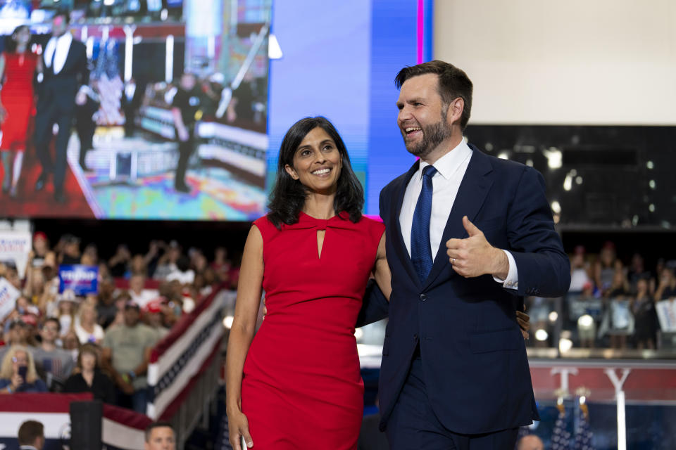 El senador JD Vance (republicano de Ohio), candidato republicano a la vicepresidencia, con su esposa, Usha Vance, durante un mitin en St. Cloud, Minnesota, el sábado 27 de julio de 2024. (Doug Mills/The New York Times)