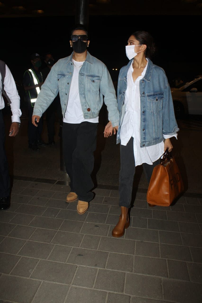 <div class="paragraphs"><p>The duo clicked at the airport. </p></div>