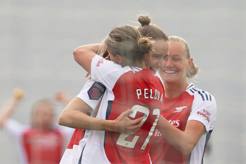 BOREHAMWOOD, ENGLAND - MAY 18: Vivianne Miedema of Arsenal scores her team's third goal with teammates Victoria Pelova and Frida Maanum during the Barclays Women´s Super League match between Arsenal FC and Brighton & Hove Albion at Meadow Park on May 18, 2024 in Borehamwood, England. (Photo by Richard Heathcote/Getty Images)