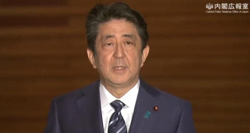 日本首相安倍晉三呼籲民眾盡量不要出門，可利用網路視訊「線上返鄉」。（翻攝首相官邸臉書）