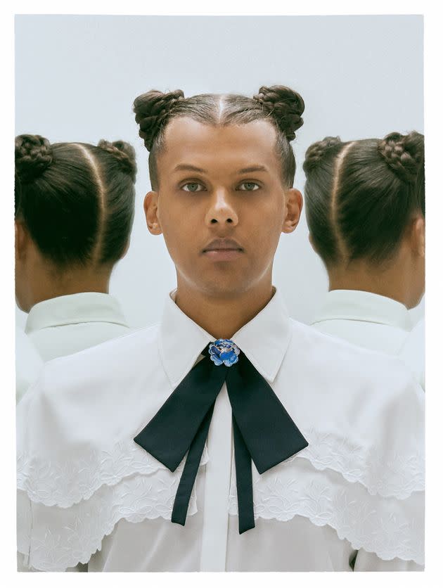 Stromae pour la photo promotionnelle de son nouveau single 