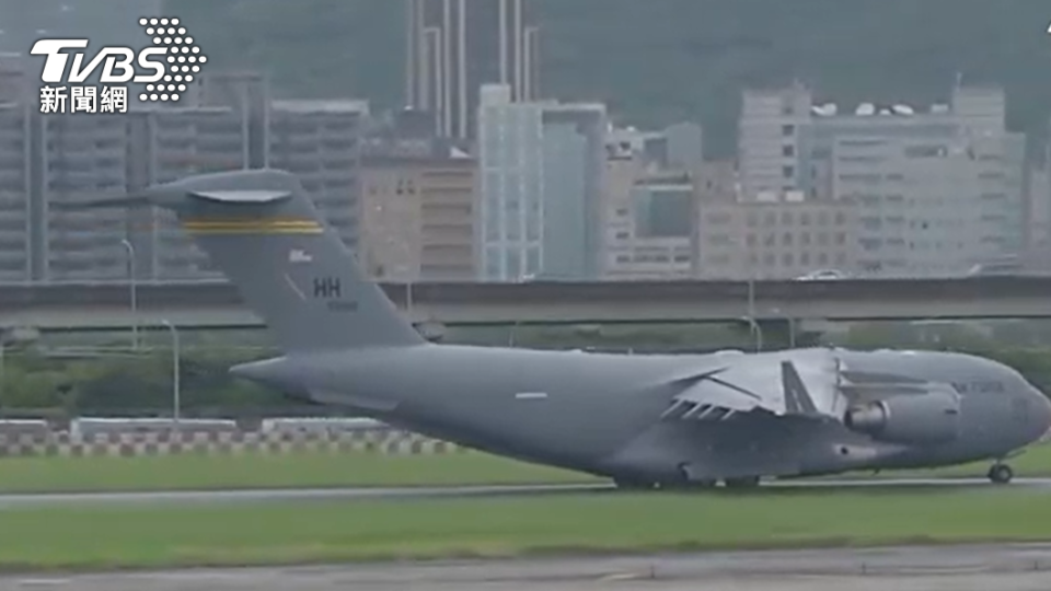 參訪團搭乘美國C-17運輸機來台，這也是美國C-17運輸機首次來台。（圖／TVBS）
