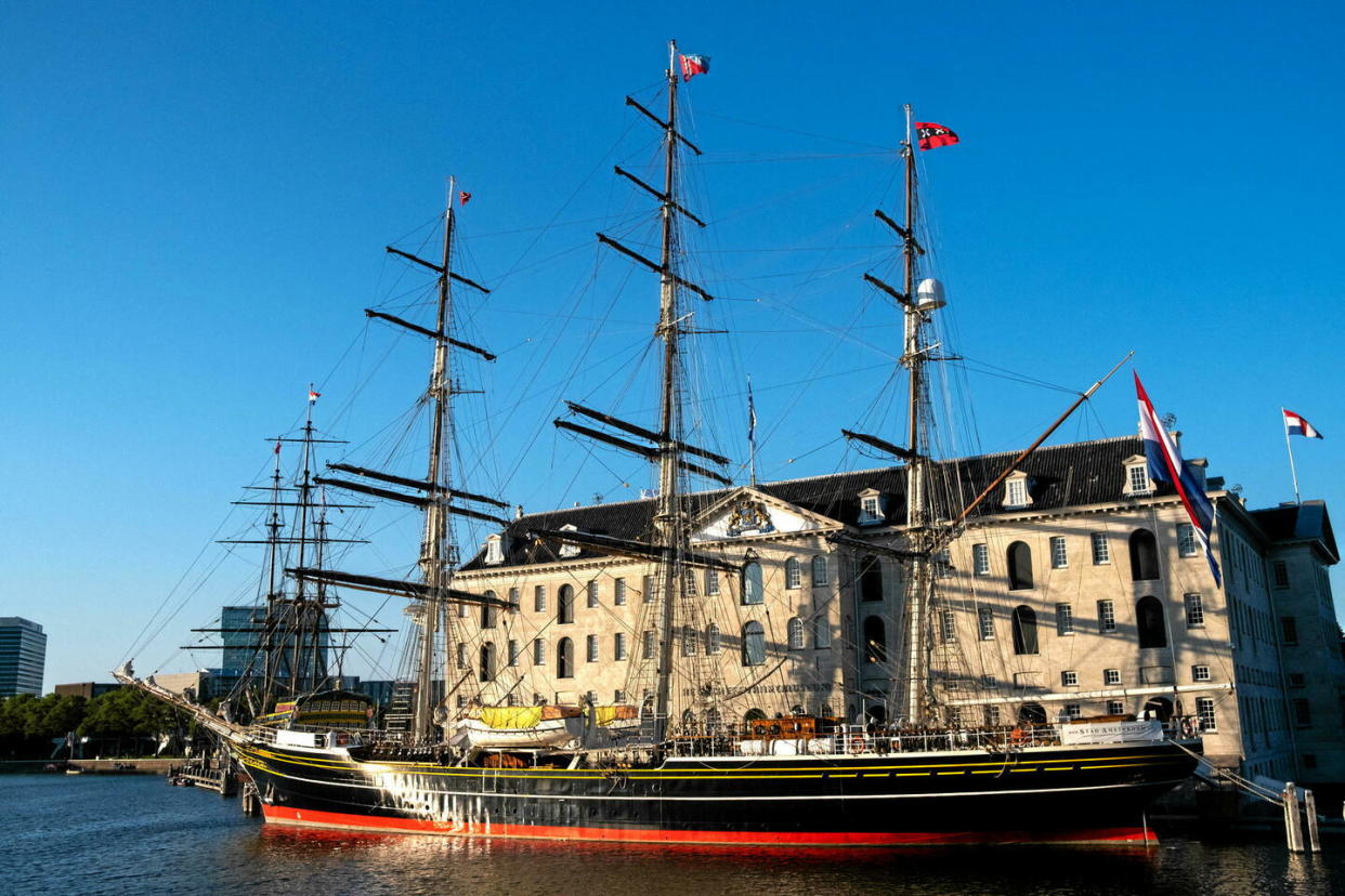 Un bâteau à quai à Amsterdam aux Pays-Bas.    - Credit:MARTIN BERTRAND / Hans Lucas / Hans Lucas via AFP