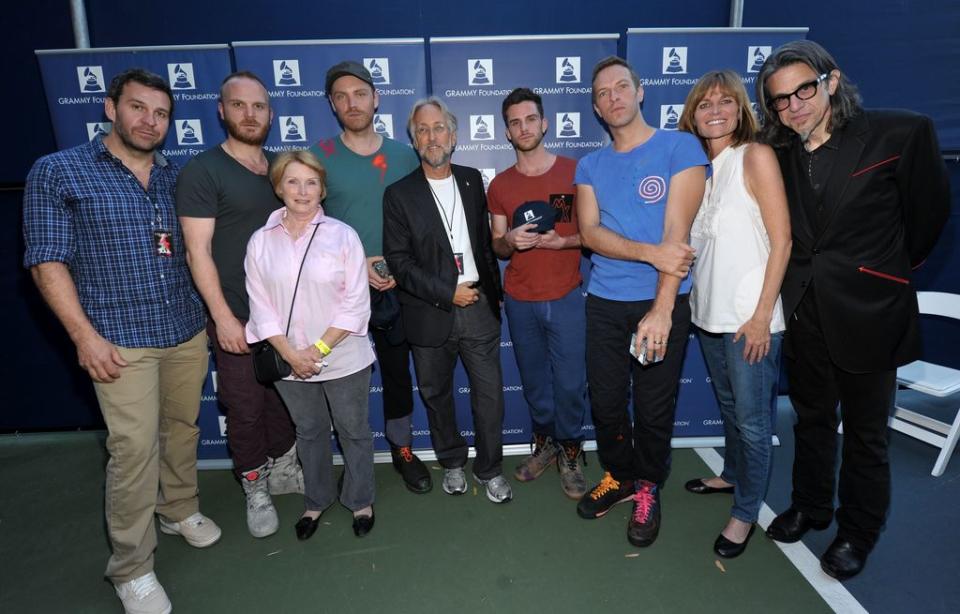 Coldplay con su exmanager Dave Holmes (a la izquierda de la imagen) y directivos de los Grammy