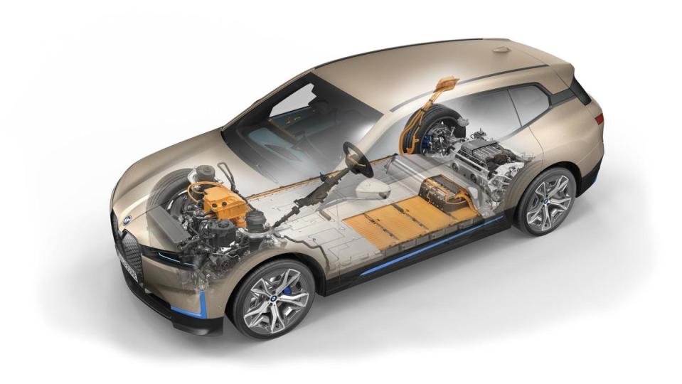 BMW iX採用第五代eDrvie科技與xDrive智慧型可變四輪傳動系統，iX xDrive50最大馬力為523匹，0到100kmh加速只需4.6秒，最高續航里程更能達到630km。