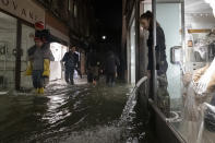 L'Amministrazione comunale di Venezia presenterà richiesta di stato di crisi alla Regione Veneto. Il sindaco Brugnaro: "Tutti i cittadini e le imprese raccolgano materiale utile a dimostrare i danni subiti con fotografie, video, documenti o altro nei prossimi giorni comunicheremo le modalità precise per la richiesta di contributo". Disposta intanto la chiusura delle scuole di Venezia e isole di ogni ordine e grado. (Photo by Stefano Mazzola/Awakening/Getty Images)