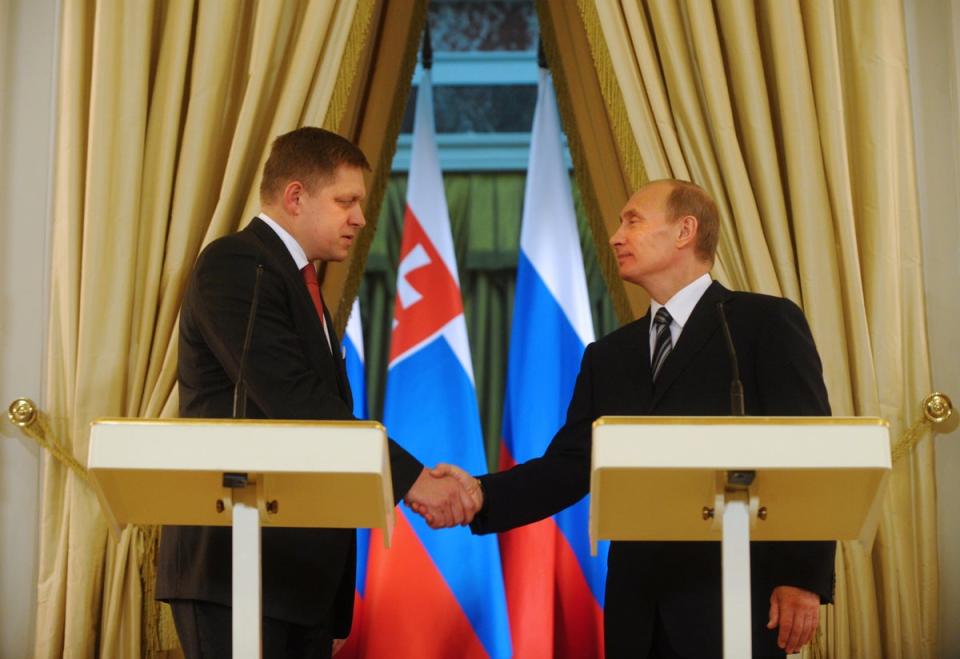 Russian prime minister Vladimir Putin shakes hands with Slovakian prime minister Robert Fico during a press conference in Moscow on 16 November 2009 (AFP via Getty Images)