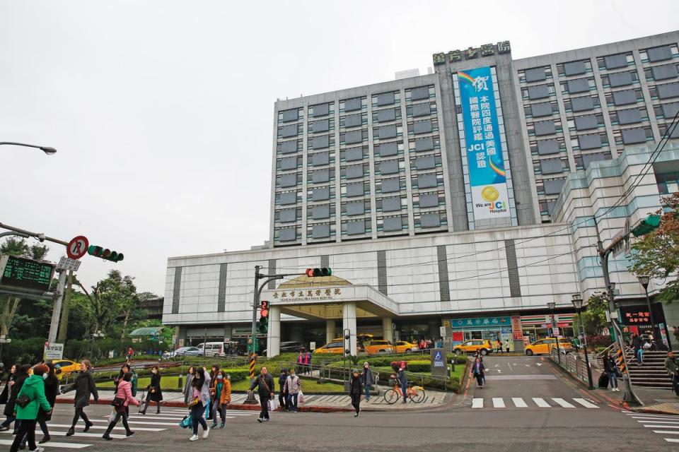 萬芳醫院是台北市醫學中心級醫院，卻遭家屬質疑術前未盡告知風險義務。