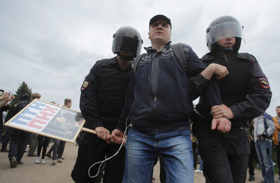 <p>Riot police detain a demonstrator during an anti-corruption protest in central St. Petersburg, Russia, June 12, 2017. (Anton Vaganov/Reuters) </p>