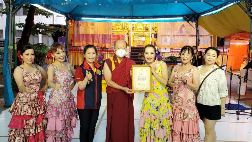 世界佛教正心會於板橋舉辦觀世音菩薩吉祥日法會，該會卓志揚理事長(中左)頒贈感謝狀給新北市跨域歌舞空間，感謝樂藝供佛。（世界佛教正心會提供）