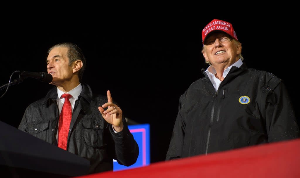 El candidato republicano al Senado de los EE. UU. por Pensilvania, el Dr. Mehmet Oz, se une al expresidente Donald Trump en el escenario durante un mitin en apoyo de su campaña en el recinto ferial del condado de Westmoreland el 6 de mayo. (Getty Images)