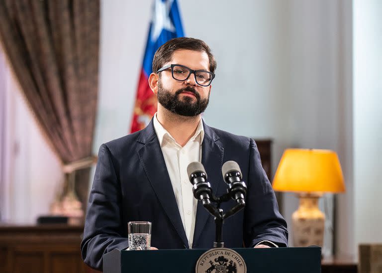 Fotografía cedida por la Presidencia de Chile que muestra al presidente chileno Gabriel Boric pronunciando un discurso a la nación después de que los chilenos rechazaran rotundamente una propuesta de nueva constitución en un referéndum, en Santiago, el 4 de septiembre de 2022.