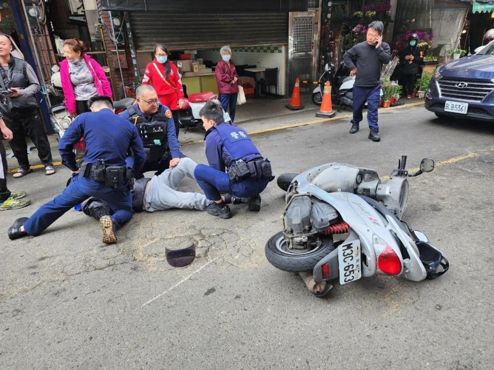 <strong>搶匪騎車逃逸被警方拖下車壓制逮捕。（圖／翻攝畫面）</strong>