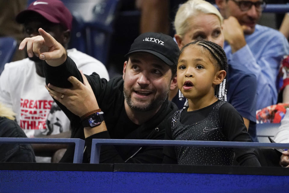 El esposo de Serena Williams, Alexis Ohanian, y su hija, Alexis Olympia Ohanian, durante el partido de la primera ronda del US Open contra Danka Kovinic, el lunes 29 de agosto de 2022 en Nueva York. (AP Foto/John Minchillo)