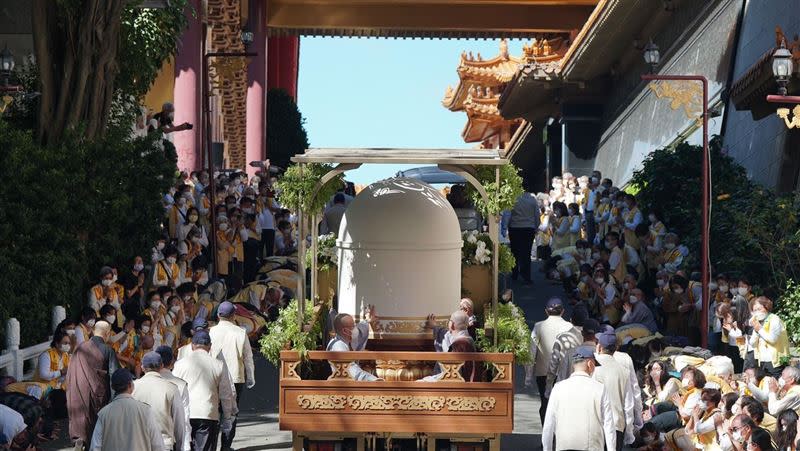 星雲大師圓寂，真身坐龕巡山後，前往台南白河大仙寺火化。（圖／取自佛光山臉書）