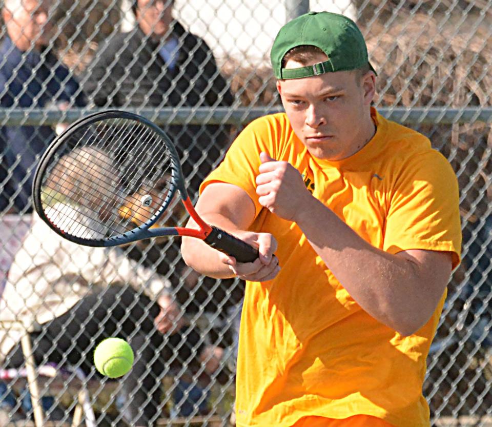 Landon Zikmund, de Aberdeen Roncalli, golpea la pelota durante un duelo de tenis para chicos de secundaria contra Watertown el lunes 15 de abril de 2024 en las canchas de Highland Park en Watertown.  Watertown ganó 9-0.