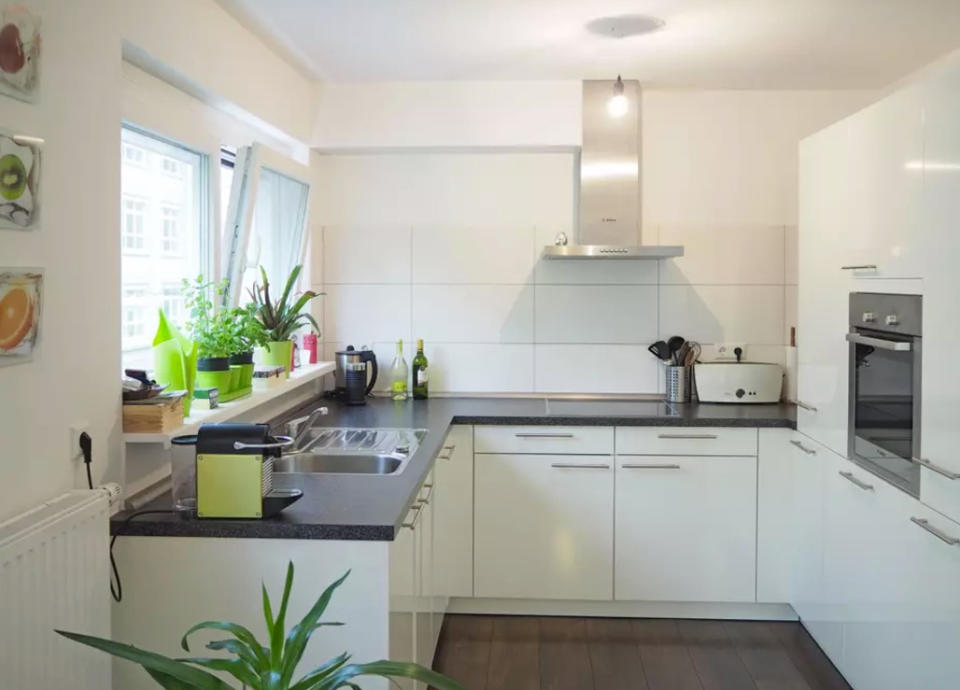 <p>Here’s a look at the sleek, modern kitchen. (Airbnb) </p>