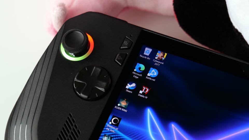 No Ally X, a ASUS introduziu um novo D-Pad e molas mais apertadas e mais responsivas para seus joysticks.