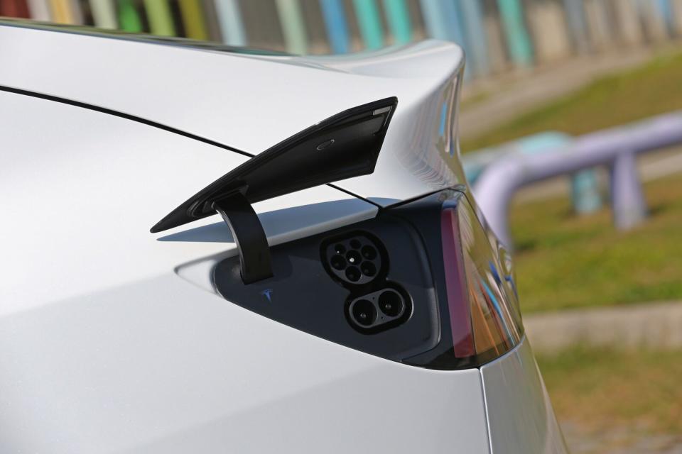 充電孔位置保持Tesla車系一致的左後方設定，目前國內引進車型皆採CCS2充電規格。