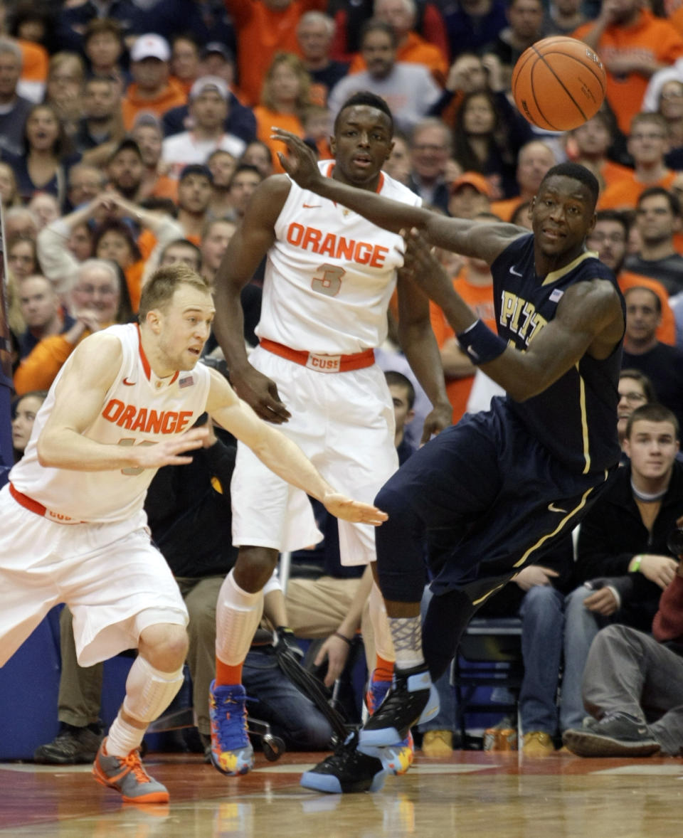 Syracuse Trevor Cooney, left, Jerami Grant, center, and Pittsburgh’s Talib Zanna battle for a loose ball late in the second half of an NCAA college basketball game in Syracuse, N.Y., Saturday, Jan. 18, 2014. Syracuse won 59-54. (AP Photo/Nick Lisi)