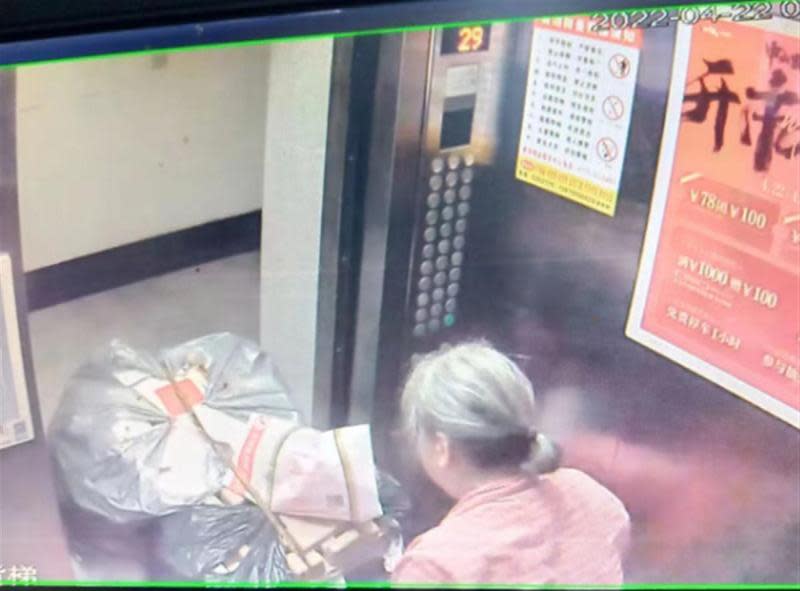中國廣西一名70多歲婦人因為撿回收，每日搭乘60次電梯，社區向她索取近13萬台幣的費用。（翻攝極目新聞）