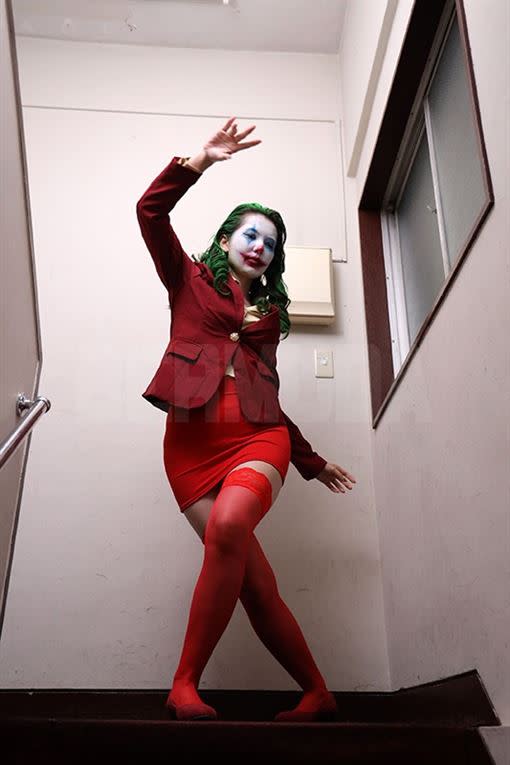 波多野結衣化身女小丑拍片。（圖／翻攝自網路）