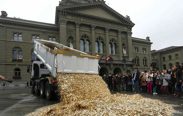 More than 100,000 residents in Switzerland have signed a petition demanding that the government ensure a minimum monthly income of nearly S$3,500 (2,500 Swiss francs) for all adults in the country. (Reuters photo)