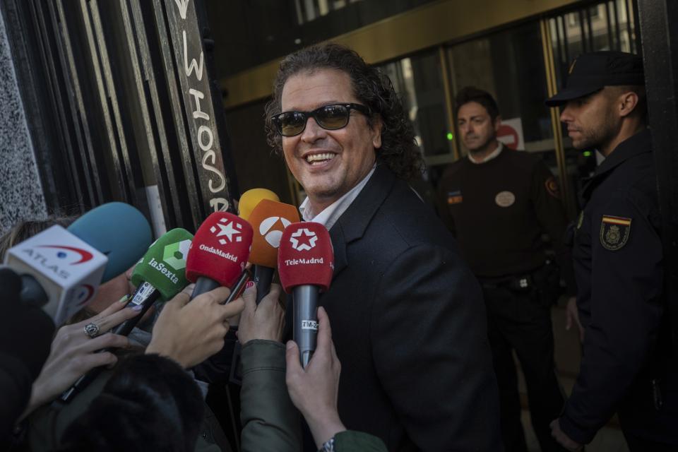 Carlos Vives conversa con periodistas al llegar con Shakira a un juzgado en Madrid el miércoles 27 de marzo del 2019. Los astros colombianos defendieron que su canción “La bicicleta” es original y que no tiene nada que ver con otro tema editado en 1997 por un artista cubano que los demanda por plagio. (AP Foto)