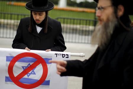 An Ultra-Orthodox Jewish man attends a protest against Israeli Prime Minister Benjamin Netanyahu visit and meeting with U.S. President Barack Obama, in Washington November 9, 2015. REUTERS/Carlos Barria