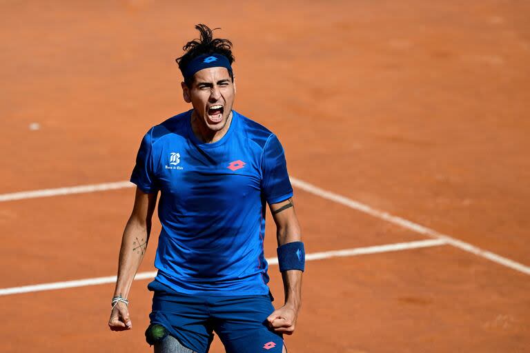 El chileno Alejandro Tabilo celebra tras vencer al chino Zhang Zhizhen en los cuartos de final del Masters 1000 de Roma