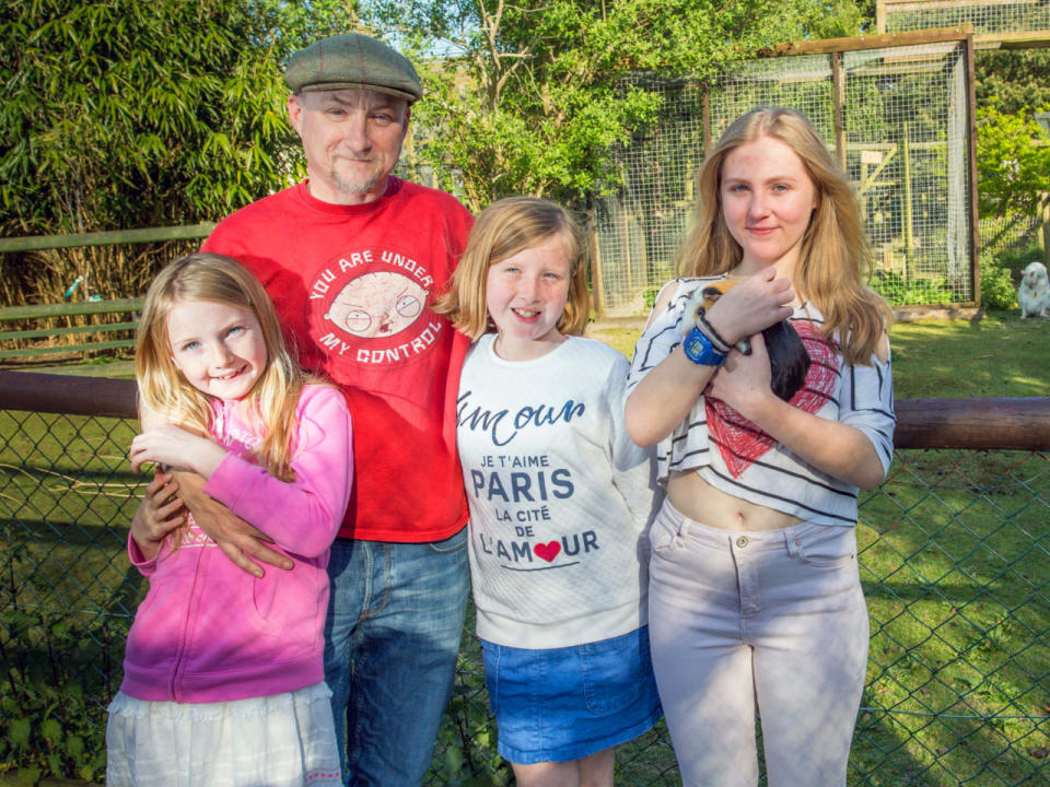 Sogar "Normalo"-Haustiere wie Meerschweinchen haben bei den Tweeds ein Zuhause gefunden. In der kleinen Stadt Ceredigion, in der Nähe von Aberystwyth, ist die Familie Tweedy inzwischen richtig heimisch geworden. Und dank der vielen Tiere wird es ihr in Wales wohl auch nie langweilig. (Bild-Copyright: Laura Dale/Caters New Agency)